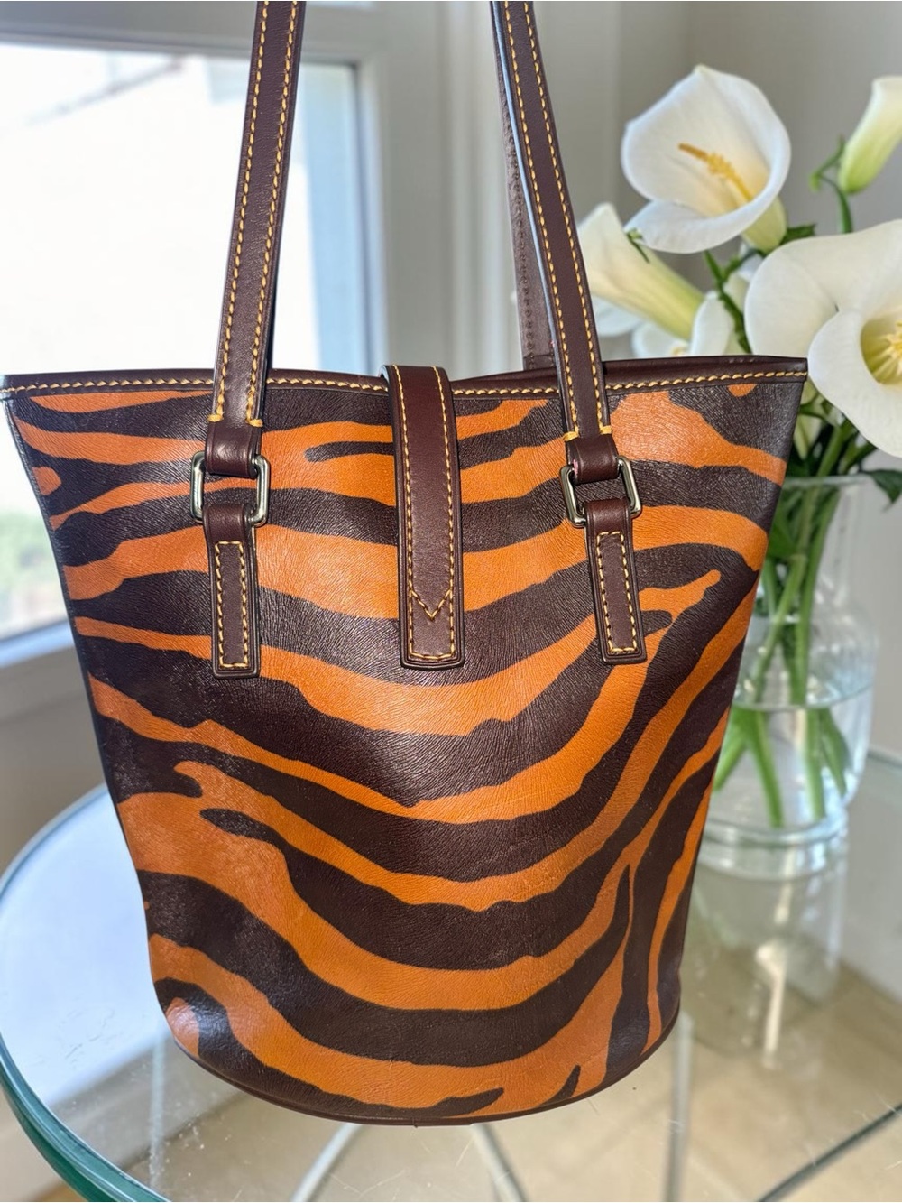 🎉🎉HOST PICK🎉🎉 RARE Dooney and Bourke Bengal tiger print North/South Bucket EUC - Picture 3 of 12